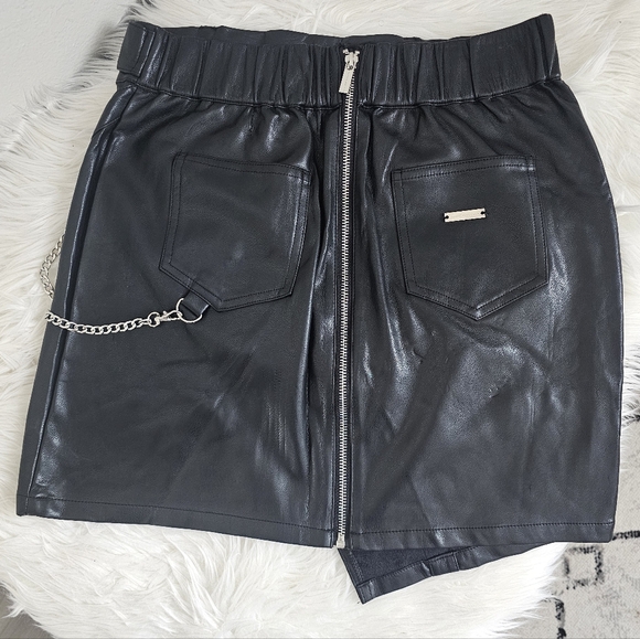 Maniere De Voir Black Leather Mini Skirt with Buckle and Chain - Picture 7 of 17